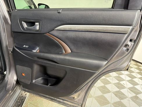 Used 2017 Toyota Highlander Limited Platinum AWD/4WD image 18