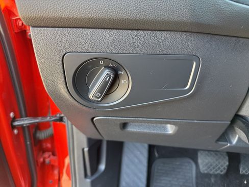 Used 2018 Volkswagen Tiguan SE w/ Panoramic Sunroof Package image 25