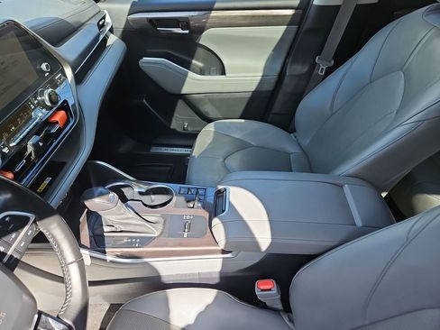 Used 2023 Toyota Highlander Limited FWD image 26