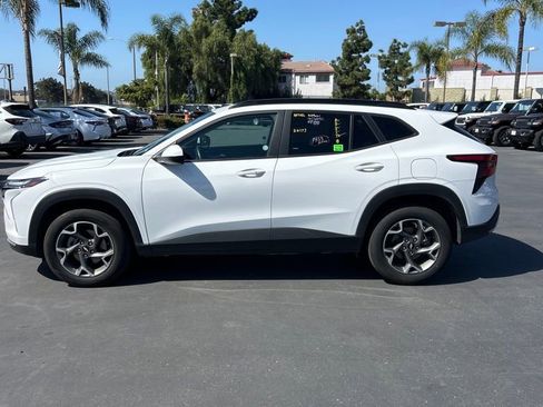 Used 2025 Chevrolet Trax LT w/ LT Convenience Package image 6