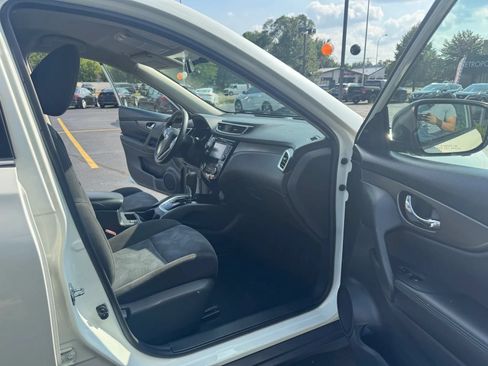 Used 2016 Nissan Rogue SV w/ SV Premium Package AWD/4WD image 12