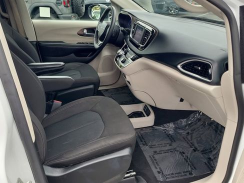 Certified 2023 Chrysler Voyager LX FWD image 15