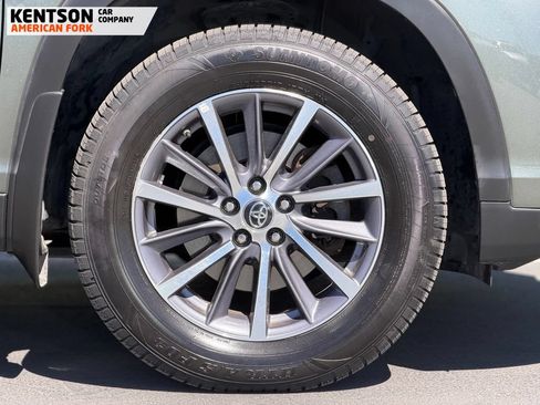 Used 2019 Toyota Highlander XLE AWD/4WD image 12