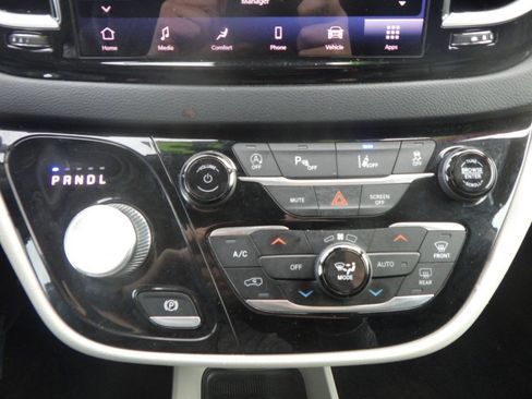 Used 2022 Chrysler Pacifica Touring-L FWD image 28