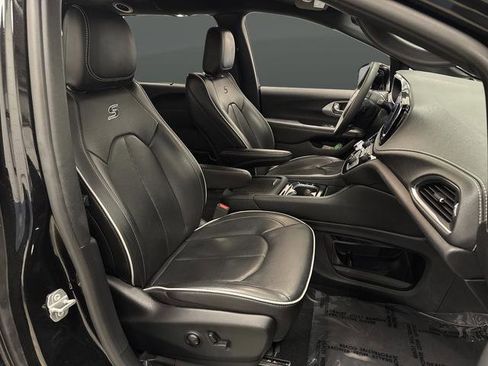 Certified 2025 Chrysler Pacifica Limited image 31