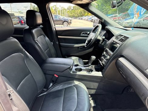 Used 2018 Ford Explorer XLT w/ Equipment Group 202A FWD image 29