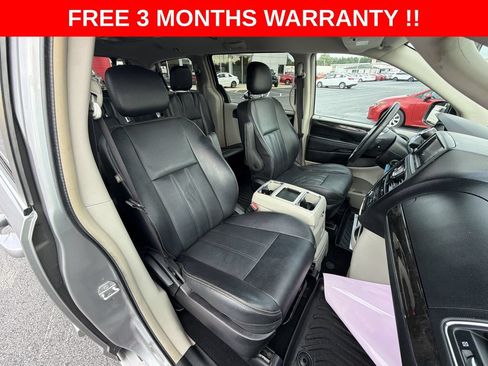 Used 2016 Chrysler Town & Country Touring FWD image 20