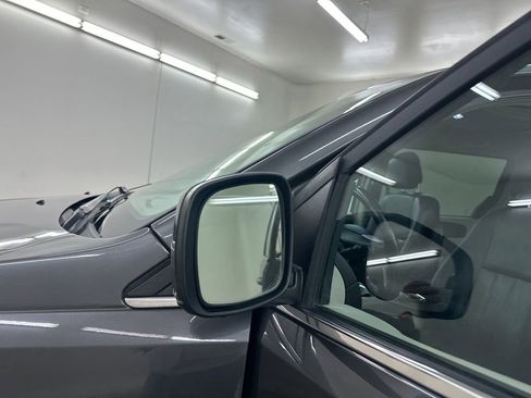 Used 2016 Chrysler Town & Country Touring FWD image 17