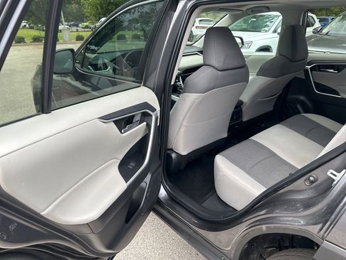 Used 2022 Toyota RAV4 XLE w/ Convenience Package image 24