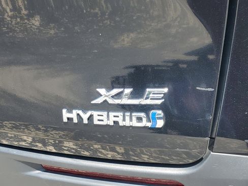 Used 2024 Toyota Sienna XLE FWD image 7