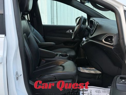 Used 2025 Chrysler Pacifica Select FWD image 20