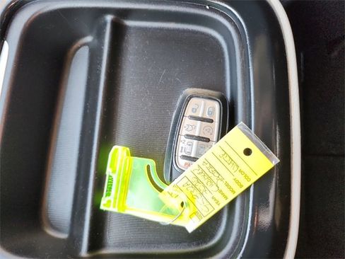 Used 2020 Chrysler Pacifica Touring image 31