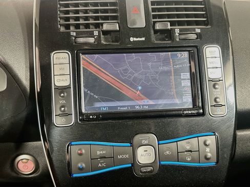 Used 2015 Nissan Leaf SV FWD image 21