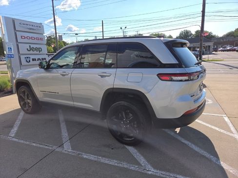 Certified 2024 Jeep Grand Cherokee Limited w/ Luxury Tech Group II AWD/4WD image 10