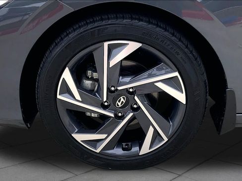 Used 2025 Hyundai Elantra Sport FWD image 11