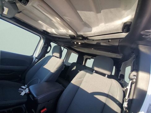 Used 2025 Jeep Wrangler Unlimited Sahara AWD/4WD image 17