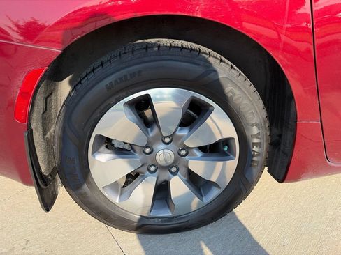 Used 2018 Chrysler Pacifica Limited w/ Advanced Safetytec Group FWD image 24