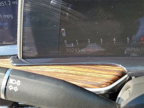 Used 2022 Cadillac Escalade Luxury image 16