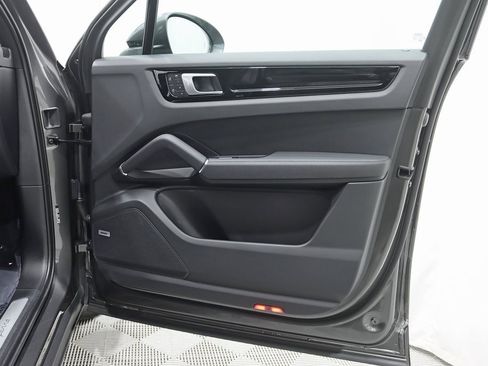 Used 2022 Porsche Cayenne image 30