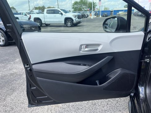 Used 2021 Toyota Corolla LE image 10