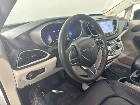 Used 2023 Chrysler Pacifica Touring-L FWD image 23