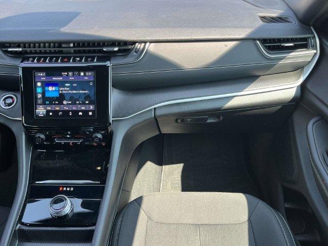 Used 2024 Jeep Grand Cherokee Laredo w/ Luxury Tech Group I AWD/4WD image 18