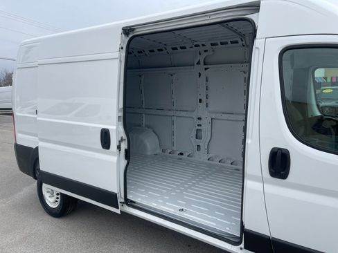 Used 2025 RAM ProMaster 2500 w/ Storage Group image 14