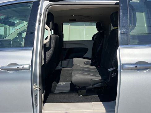 Used 2023 Chrysler Voyager LX image 40