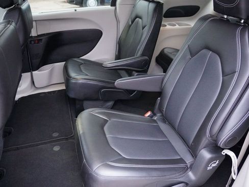 Certified 2024 Chrysler Pacifica Touring-L image 17