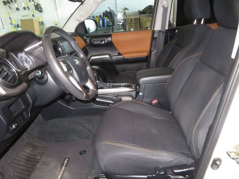 Used 2016 Toyota Tacoma SR5 w/ SR5 Appearance Package (SN) image 18