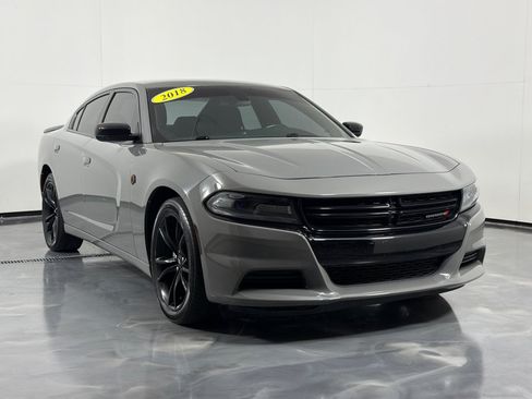 Used 2018 Dodge Charger SXT w/ Blacktop Package RWD image 3