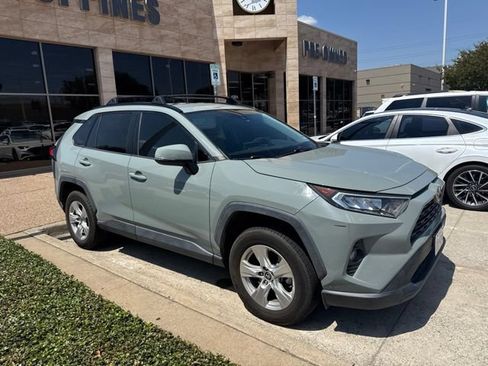 Used 2021 Toyota RAV4 XLE w/ Carpet Mat Package (TMS) FWD image 4