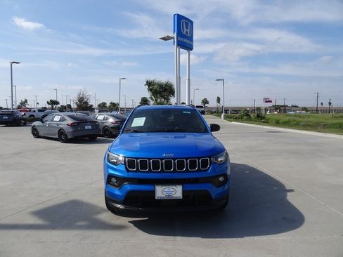 Used 2024 Jeep Compass Latitude image 2