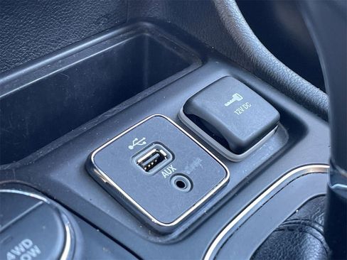 Used 2019 Jeep Cherokee Latitude Plus w/ Comfort/Convenience Group image 27