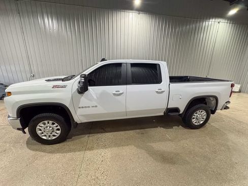 Used 2023 Chevrolet Silverado 2500 LT AWD/4WD image 2