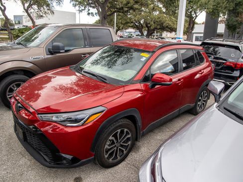 Used 2024 Toyota Corolla Cross SE image 3