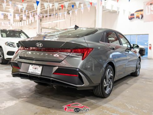 Used 2025 Hyundai Elantra SEL image 7