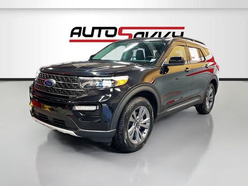 Used 2023 Ford Explorer XLT w/ Equipment Group 202A AWD/4WD image 3