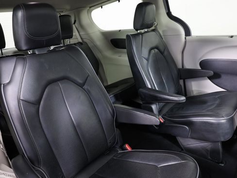 Used 2019 Chrysler Pacifica Limited image 44