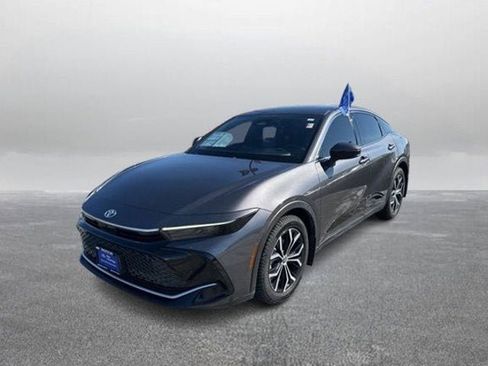 Used 2023 Toyota Crown Limited image 1