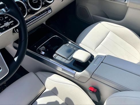 Used 2022 Mercedes-Benz GLB 250 4MATIC w/ Premium Package Lite image 17