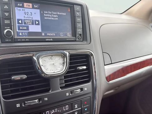 Used 2012 Chrysler Town & Country Touring w/ Entertainment Group #1 FWD image 22