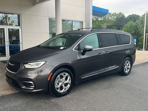 Used 2023 Chrysler Pacifica Limited FWD image 1