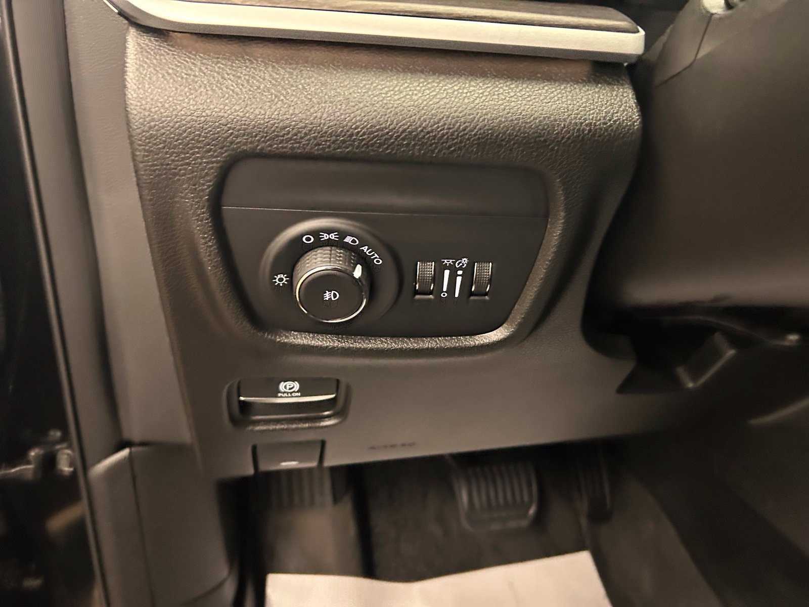 Used 2025 Jeep Grand Cherokee Limited w/ Black Appearance Package AWD/4WD image 16