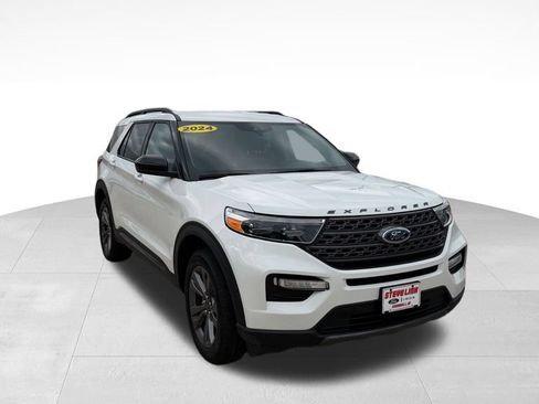 Used 2024 Ford Explorer XLT w/ Equipment Group 202A AWD/4WD image 3
