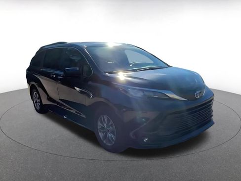 Used 2025 Toyota Sienna XLE image 3