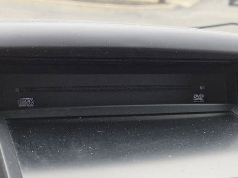 Used 2015 Chrysler Town & Country Touring image 5