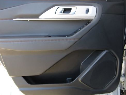 Certified 2025 Ford Explorer Active w/ Active Comfort Package image 9