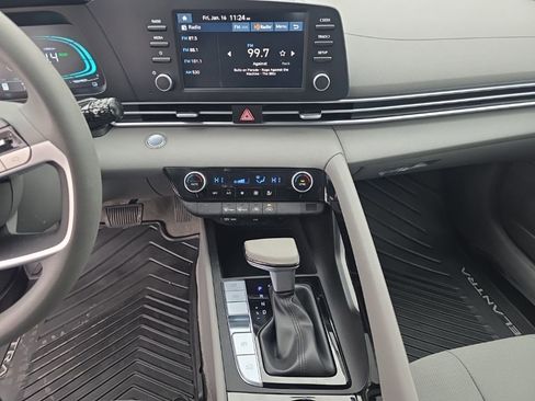 Used 2025 Hyundai Elantra Blue image 27