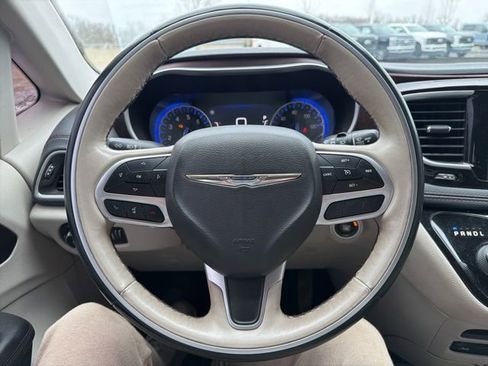 Used 2017 Chrysler Pacifica Limited image 46